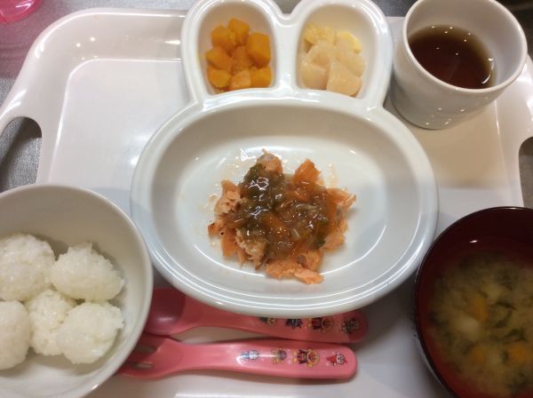 鮭のもやしあんかけ、かぼちゃの甘煮、みそ汁 離乳食完了期みそ汁のじゃがいもは畑で収穫したものです。