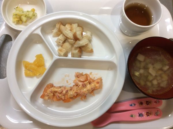 鮭のタルタルソースかけ、コーン入り青のりポテト、キャベツのスープ 離乳食完了期本日の給食に畑のコーンと、スープに畑のなすが入っています。