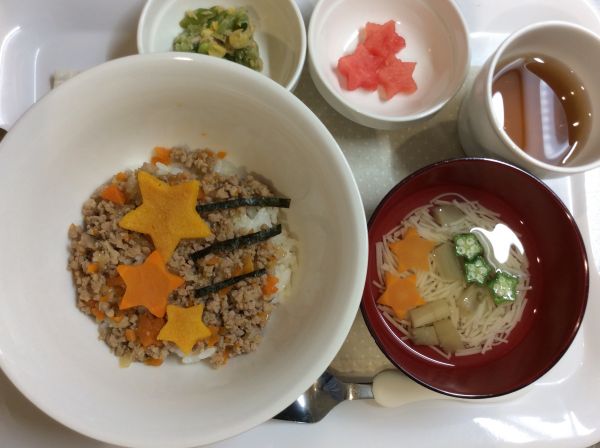 ☆七夕メニュー☆二色ごはん、いんげんとコーンのツナ和え、そうめん汁、すいか畑のいんげん、きゅうり、なすが入っています。常食