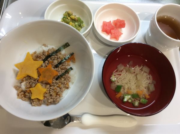 ☆七夕メニュー☆二色ごはん、いんげんとコーンのツナ和え、そうめん汁、すいか畑のいんげん、きゅうり、なすが入っています。離乳食完了期