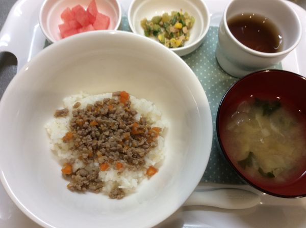 二色そぼろ丼、いんげんとコーンのツナ和え 常食畑のきゅうりが入っています。