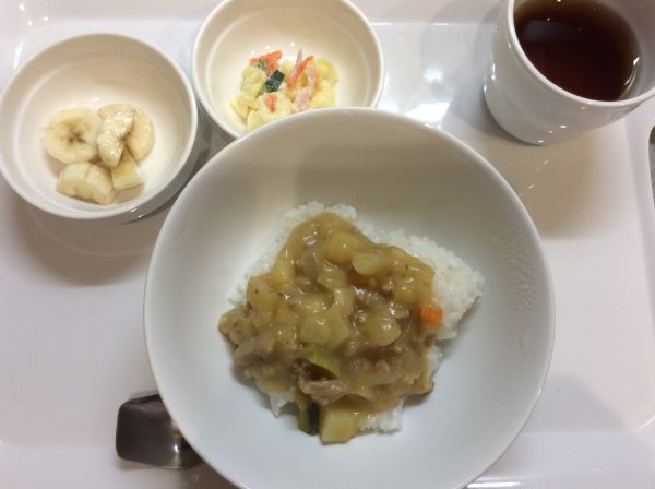 夏野菜カレー、マカロニサラダ 離乳食完了期畑のきゅうりが入っています。