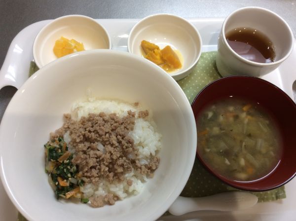 ビビンバ丼、かぼちゃのミルク煮、みそ汁みそ汁に畑のナスが入っています。常食