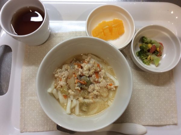 豆乳みそうどん 、トマトとブロッコリーのサラダ 常食畑のなす、トマトが入っています。