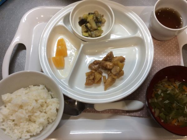 鶏肉とじゃがいもの甘辛煮、なすとズッキーニのみそ炒め 常食畑のなすが入っています。