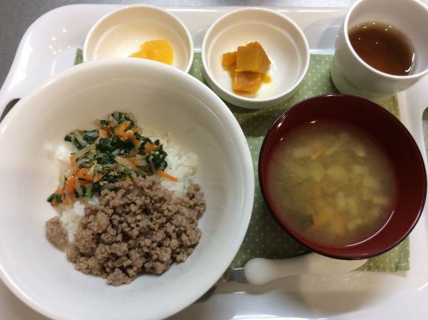 ビビンバ丼、かぼちゃ煮、みそ汁 常食みそ汁に、畑のなすが入っています。