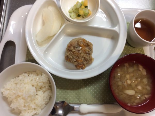 豆腐ハンバーグきのこあん、白菜と柿のサラダ、みそ汁みそ汁に畑の大根が入っています。常食