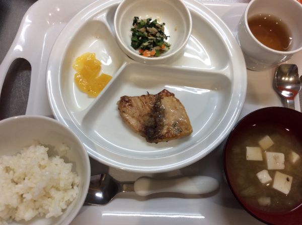 かじきの香り焼き 離乳食完了期みそ汁に畑のなすが入っています。