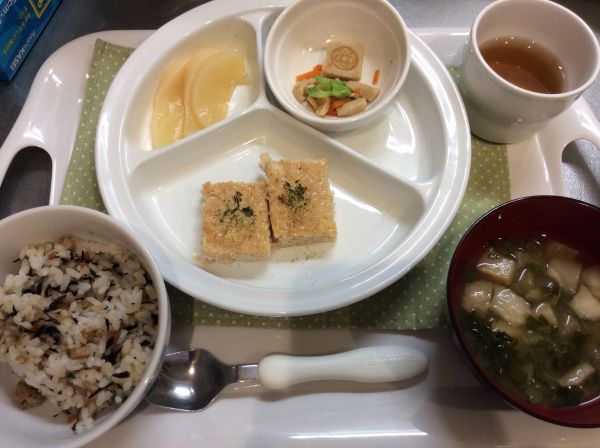 ひじきごはん、豆腐の松風焼き 、高野豆腐の煮付け 常食みそ汁に畑のなすが入っています。今日はひまわり組さんが乾物戻しをしました。高野豆腐やひじき、わかめなど、戻す前と後の感触を楽しみました。