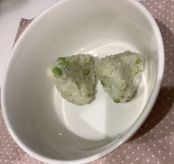 ピースおにぎり離乳食完了期今日は、ひまわり組さんがグリンピースとそら豆のさやむきをしました。みんながむいてくれたグリンピースでおにぎりを作り、おやつで食べました。