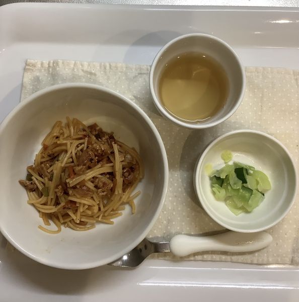 ミートスパゲッティ、グリーンサラダ常食