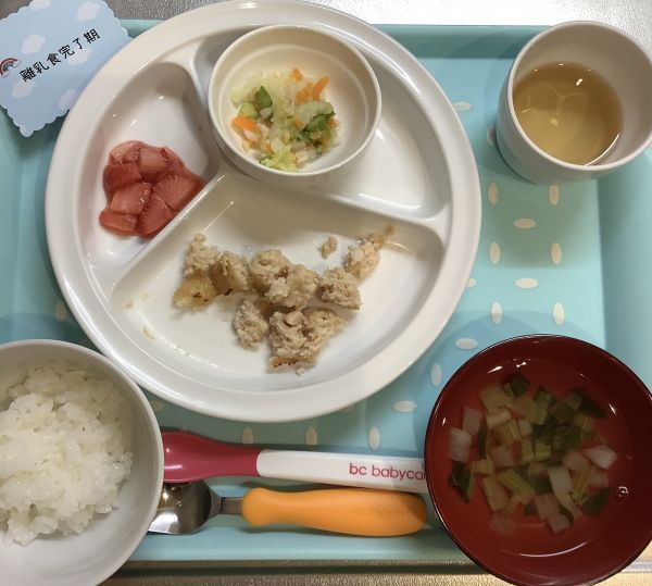 えのきの鶏みそつくね離乳食完了期畑のかぶがすまし汁に入っています。