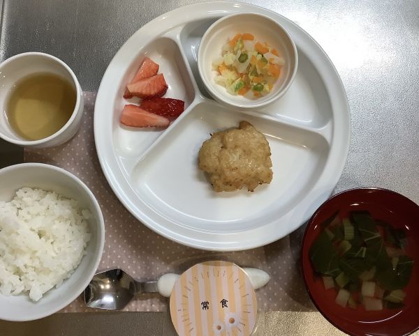 えのきの鶏みそつくね常食畑のかぶがすまし汁に入っています。