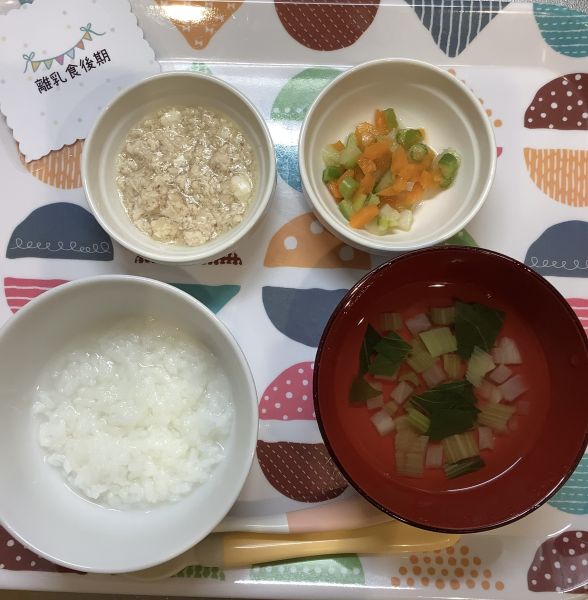 えのきの鶏みそつくね煮離乳食後期畑のかぶがすまし汁に入っています。