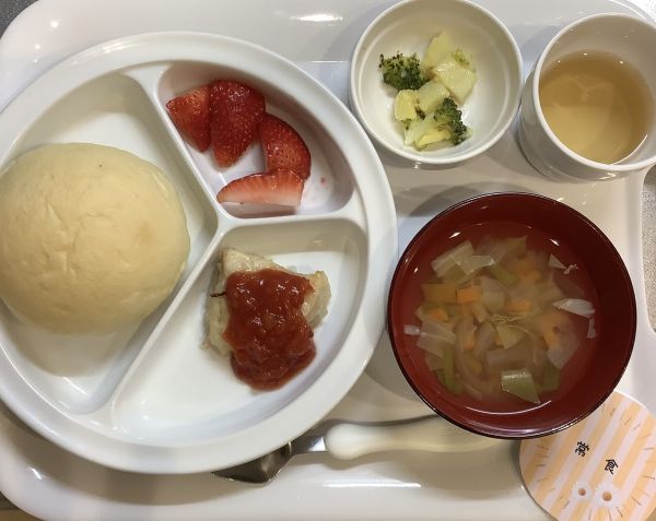 かじきのトマトソース常食本日のスープに畑のキャベツが入っています。