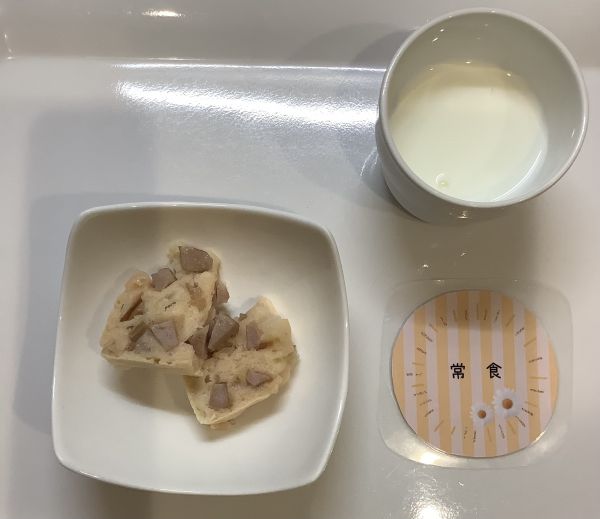 トマト風味のきゃべつ蒸しパン常食畑のきゃべつが入っています。