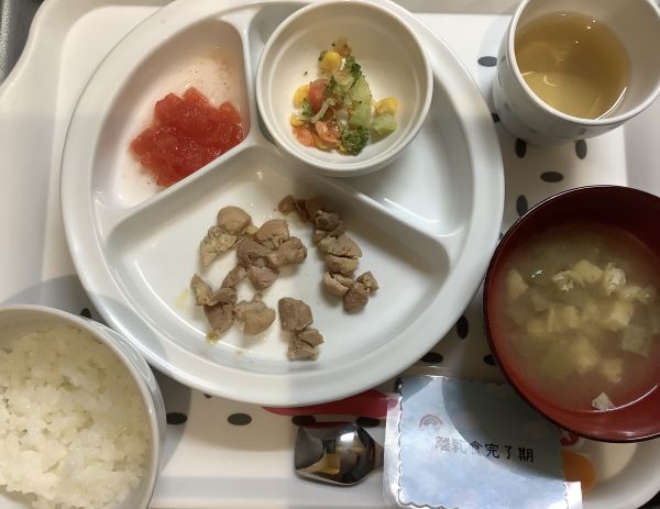 鶏肉のてり煮離乳食完了期みそ汁に畑のなすが入っています。
