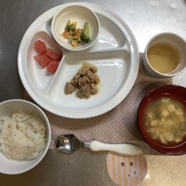鶏肉のてり煮常食みそ汁に畑のなすが入っています。