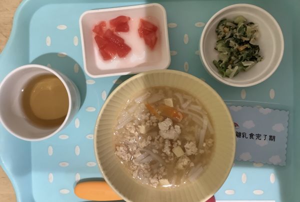 みそフォー離乳食完了期（アレルギー対応）副菜に畑のきゅうりが入っています。