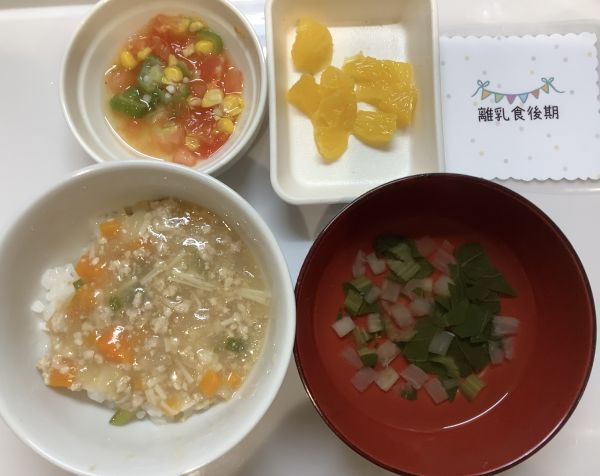 そぼろ丼離乳食後期畑のトマト、とうもろこしが入っています。