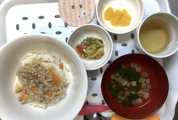 そぼろ丼常食畑のトマト、とうもろこしが入っています。