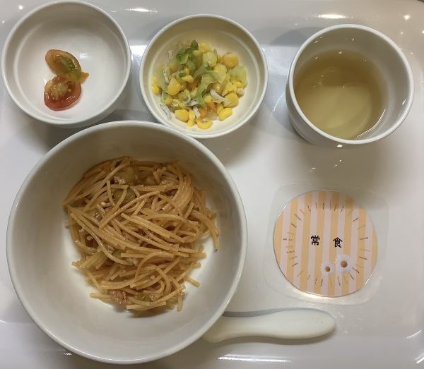 なすのミートソーススパゲッティ、キャベツとしらすのサラダ常食畑で収穫したなす、とうもろこし、トマトを使いました。
