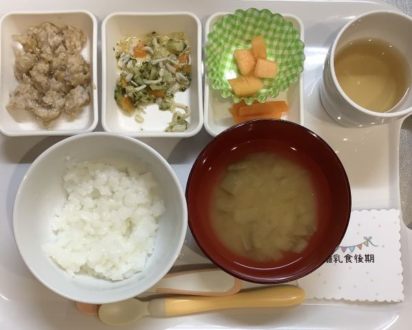 豚肉の煮物離乳食後期みそ汁に畑のなすが入っています。