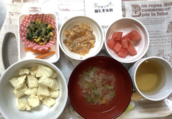 豚肉のポテト煮離乳食後期スープに畑のピーマンが入っています。