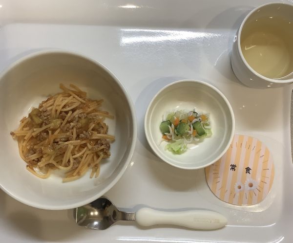 なすのミートソーススパゲッティ、キャベツとしらすのサラダ常食