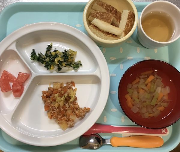 ポテトグラタン、米粉パンアレルギー対応食スープに畑のピーマンが入っています。