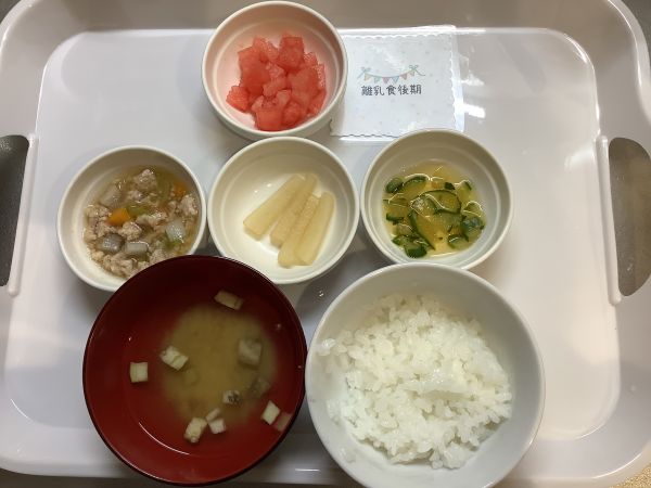 鶏肉団子の野菜煮離乳食後期みそ汁に畑のなすが入っています。