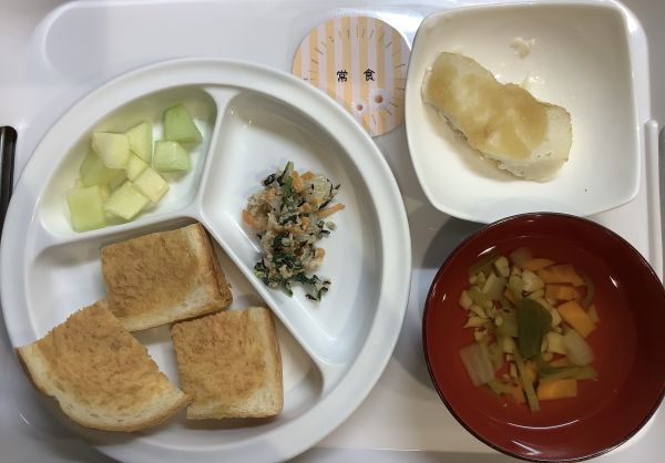かれいのおろしソテー常食スープに畑のピーマンが入っています。