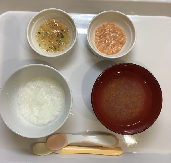 鮭のだし煮、おかゆ、野菜のくず煮、スープ離乳食中期