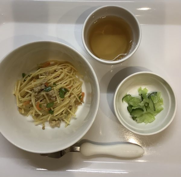 カレースパゲッティ、フレンチサラダ常食
