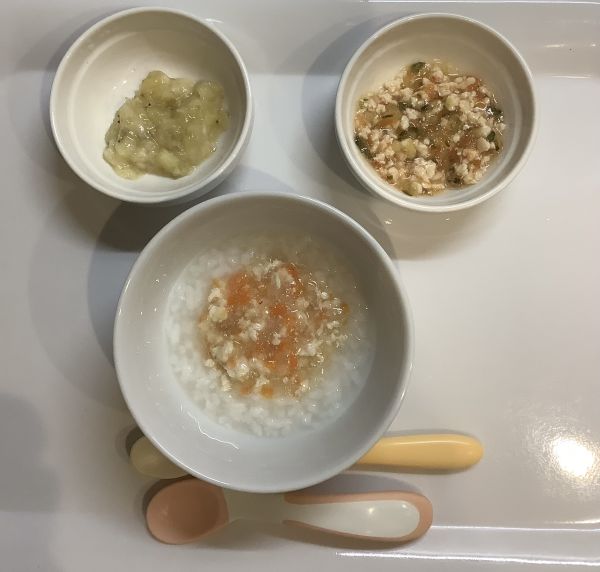 鶏ひき肉と大根粥、やさいと鶏ひき肉煮、バナナ離乳食中期畑の大根を使っています。