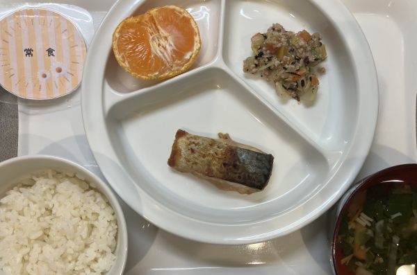 鯖の味噌煮すまし汁に畑の大根、葉を使ってます