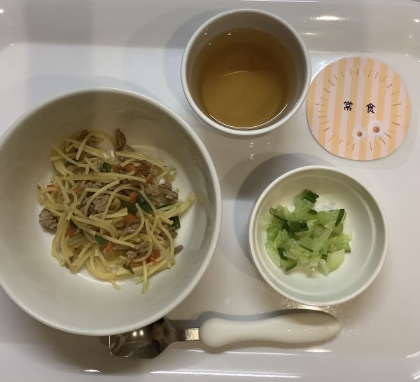 カレースパゲッティ、フレンチサラダ常食