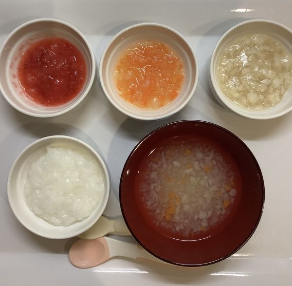 かれいの煮付け、おかゆ、大根と人参煮、スープ、いちご離乳食中期畑の大根とかぶが入っています。