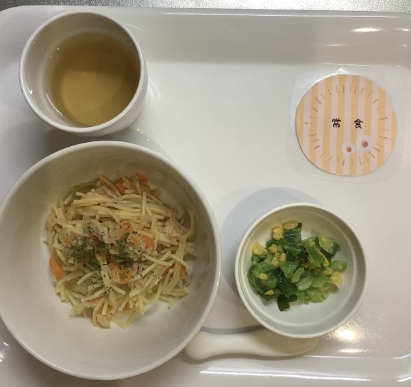 きのことツナのスパゲッティ、コーンサラダ常食畑のにんじんを使っています。