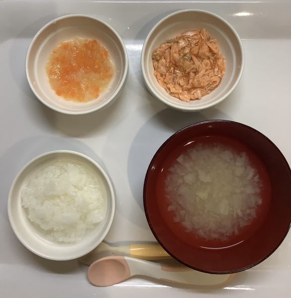 おかゆ、鮭のだし煮、大根煮、スープ離乳食中期畑の大根を使っています。