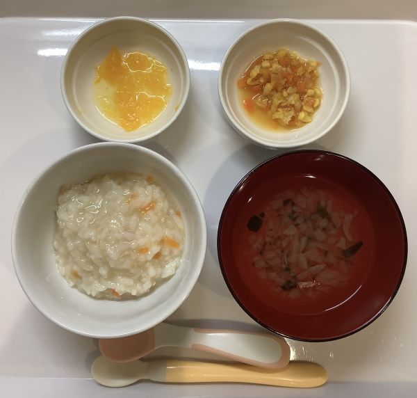 ツナ入りかゆ、野菜煮、スープ、みかん缶離乳食後期畑のにんじんを使っています。