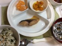 さばの味噌煮と畑の菜飯畑で取れたカブと小松菜を使っています。 常食