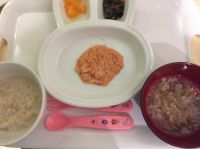 鶏肉かゆ、鮭の煮付け、ひじきのサラダ、スープ（畑の小松菜、にんじん、白菜が入っています） 離乳食中期