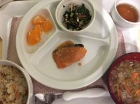 鮭の魚田、ひじきのサラダ、すまし汁（畑の小松菜、にんじん、白菜が入っています） 常食