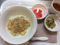 カレーライス、彩りナムル 常食畑のじゃがいも、きゅうりを使っています。