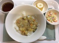 夏野菜カレー、マカロニサラダ  常食畑のきゅうりが入っています。