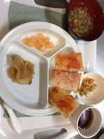 食パン、かれいのおろしソテー、ピーマンとツナの炒め物、きのこのスープ 常食畑のナスとピーマンを使っています。今日は食育で、野菜洗いやトマトジャム作りをしました。お昼の給食では、食パンにトマトジャムをぬって食べました。