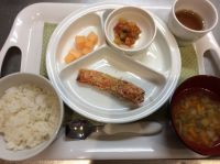 鮭のチーズパン粉焼き、カポナータ、キャベツのスープ 常食畑のなすとピーマンが入っています。