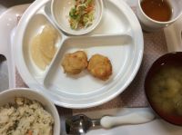 菜飯、豆腐の落とし揚げ、ブロッコリーとしらすの和えもの、みそ汁 常食みそ汁に畑のなすが入っています。