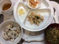 豆腐の松風焼きみそ汁に畑のナスが入っています。離乳食完了期